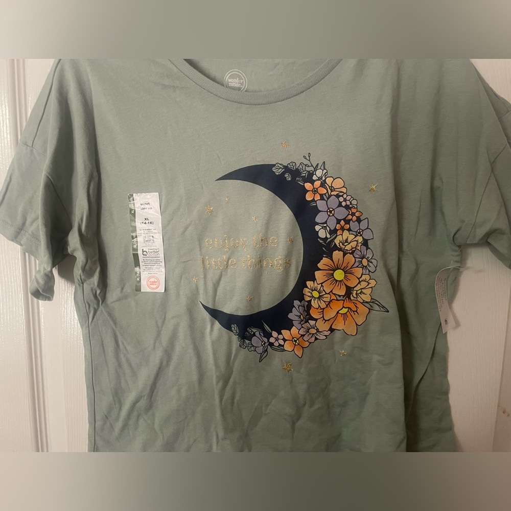 🔴 3/$12‎ Girl’s tee with moon and stars.